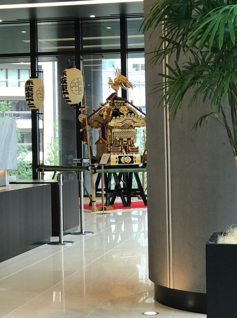 赤坂インターシティAIRオフィスエントランスのお神輿