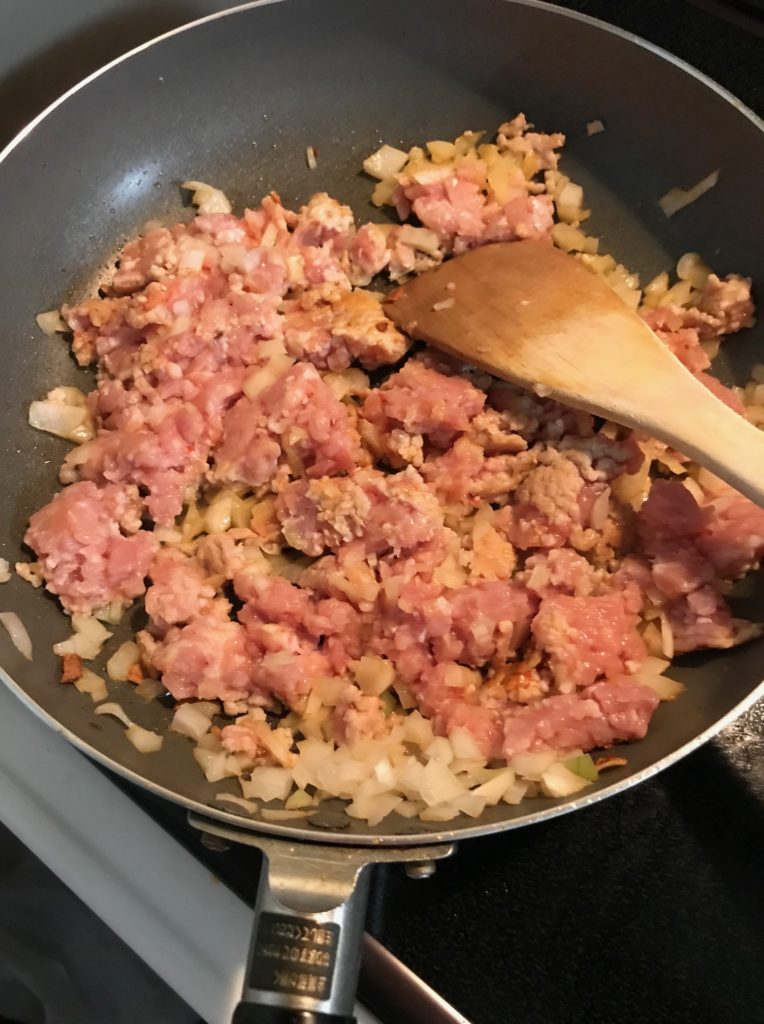 ガパオライス　挽肉と玉ねぎを炒める