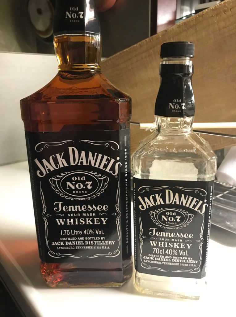 JACK DANIEL!'S のデカボトルと通常ボトル