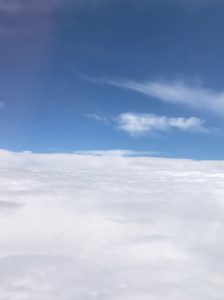 福岡へ向かう飛行機から見えた、青空と雲海