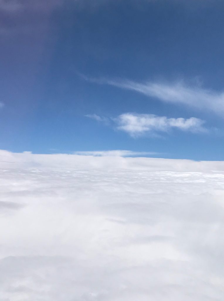 福岡へ向かう飛行機から見えた、青空と雲海